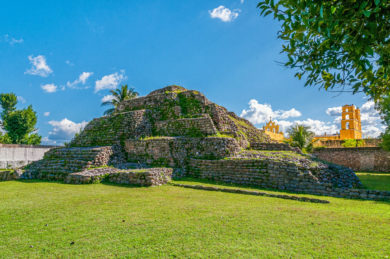 Acanceh - Mayapyramiden im Zentrum