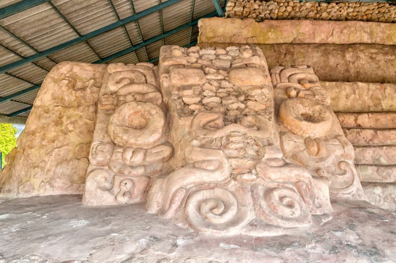 Gut erhaltene Stuckmasken an der Hauptpyramide in Acanceh 