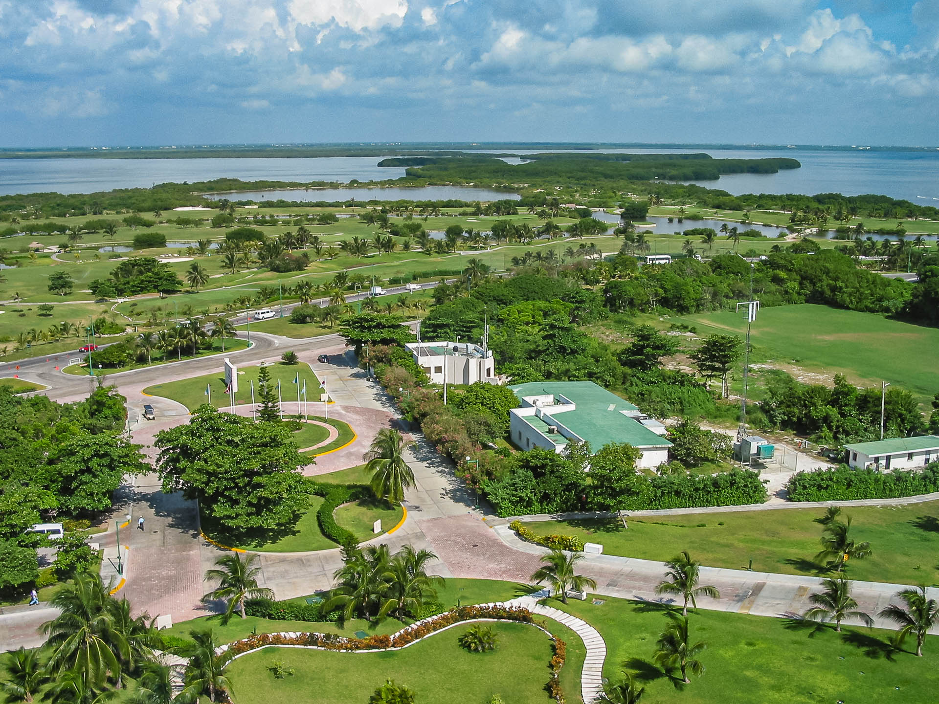 Der schmale Landstreifen der Zona Hotelera in Cancun zwischen Karibik und Lagune Nichupté