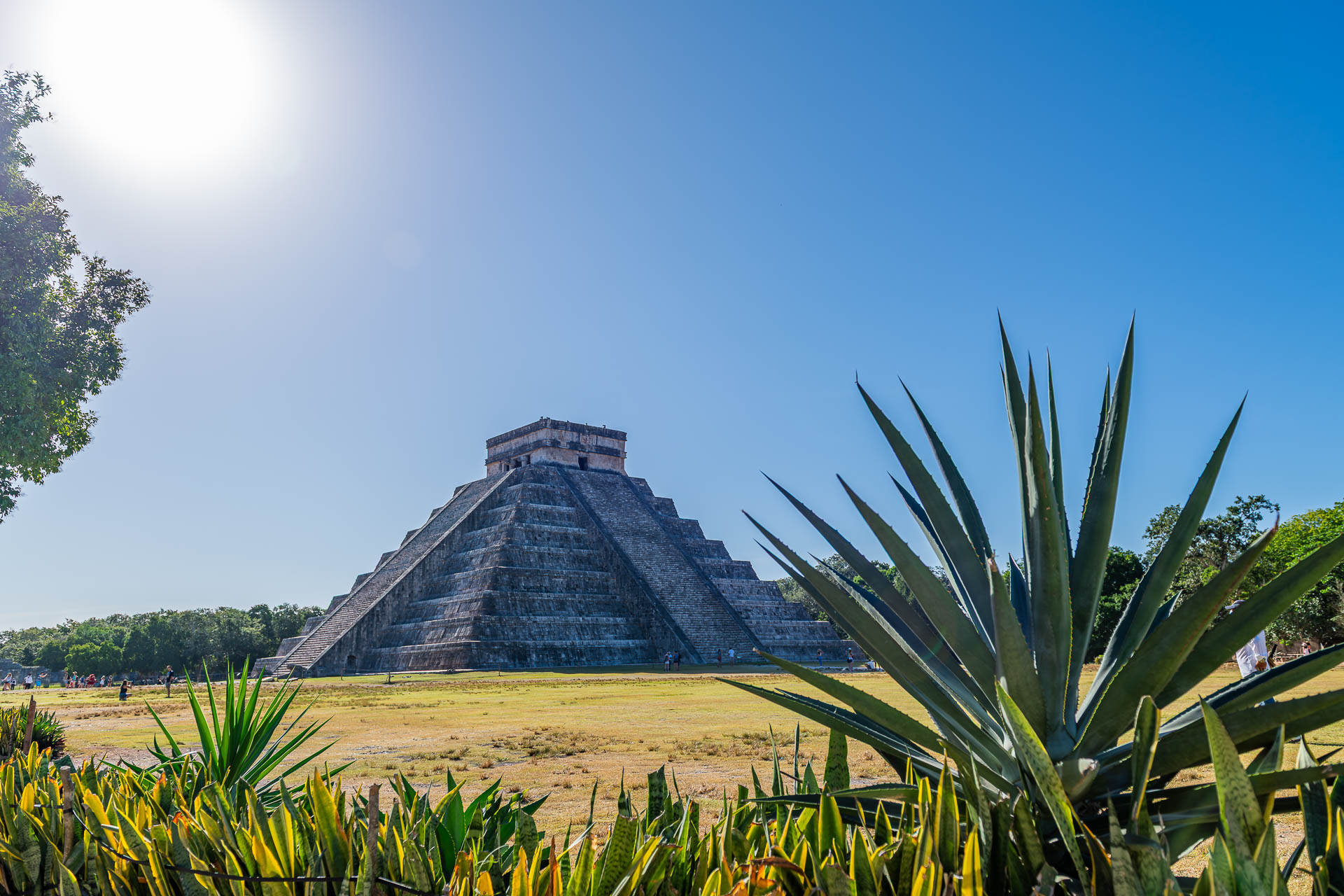 El Castillo (Pyramide des Kukulcán) dominiert das Zentrum von Chichén Itzá - ein Wahrzeichen der Maya-Architektur