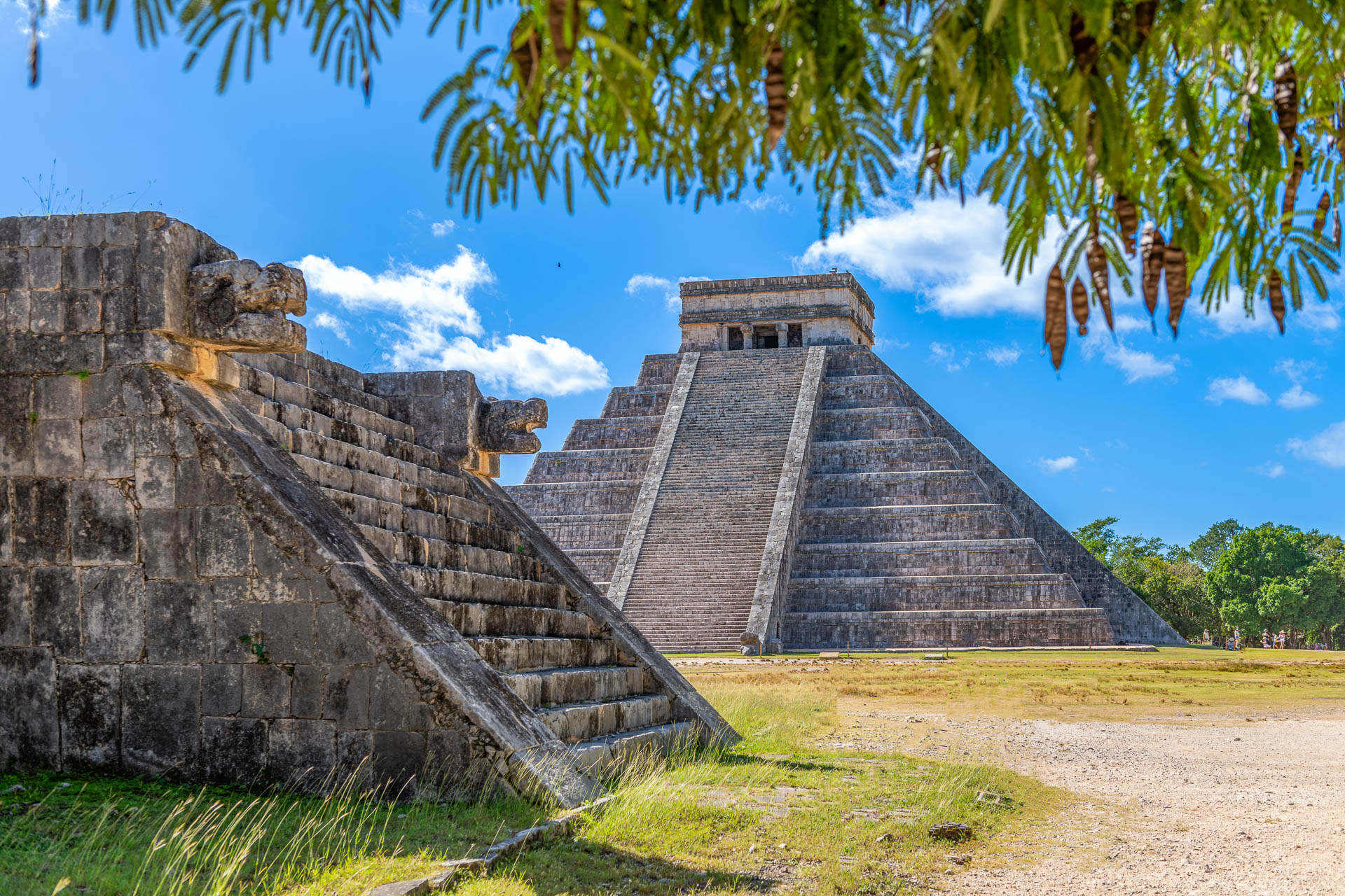 Kleinerer Tempel mit Kukulcán vor der großen Pyramide