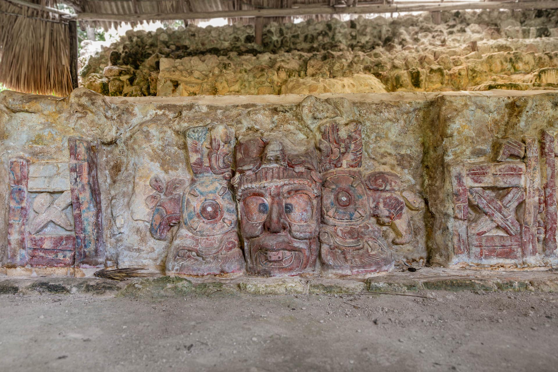 Sehr gut erhaltene Maya-Götter aus Stuck