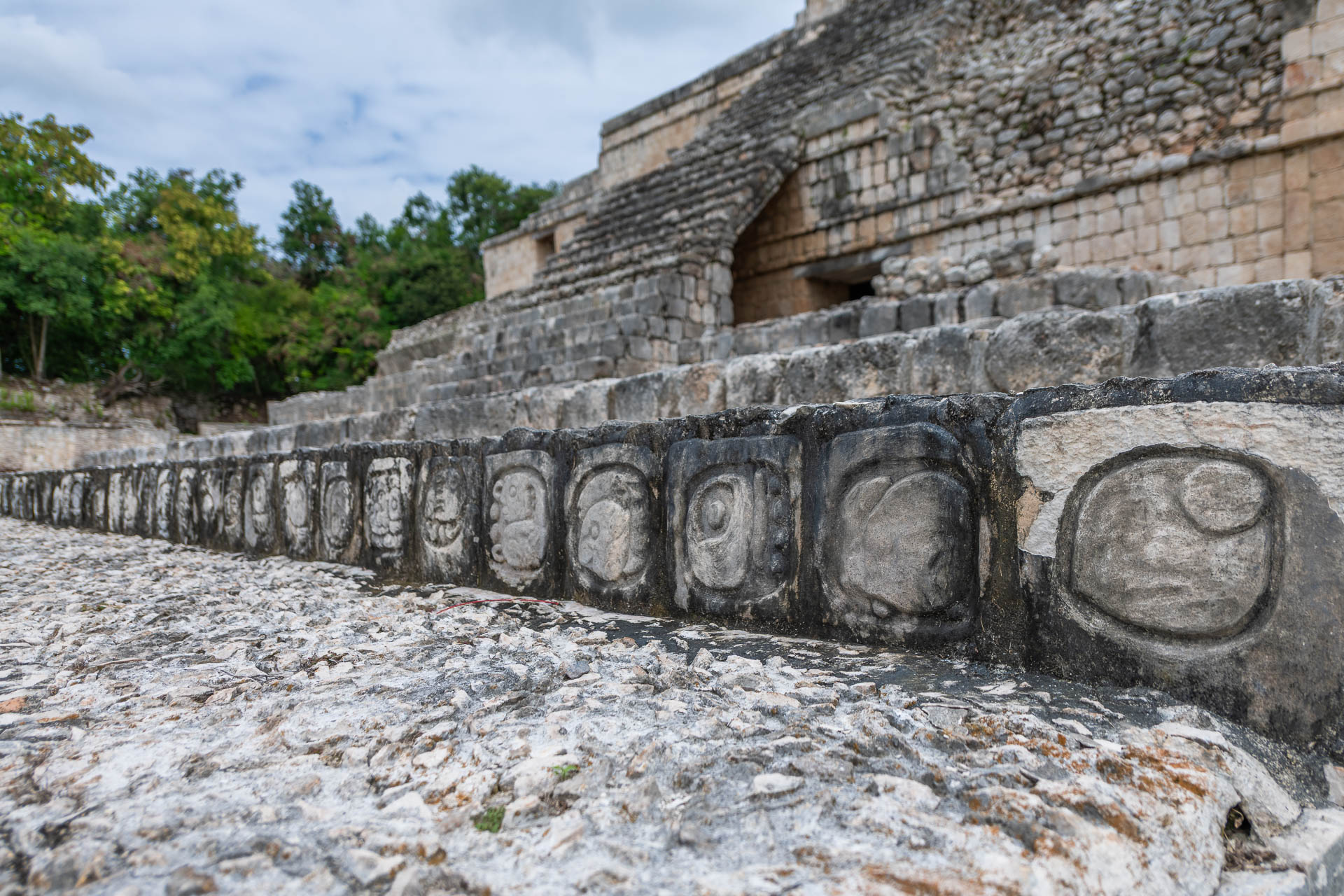 Viele Gebäude sind noch sehr gut erhalten und man kann einige Maya-Hieroglyphen entdecken