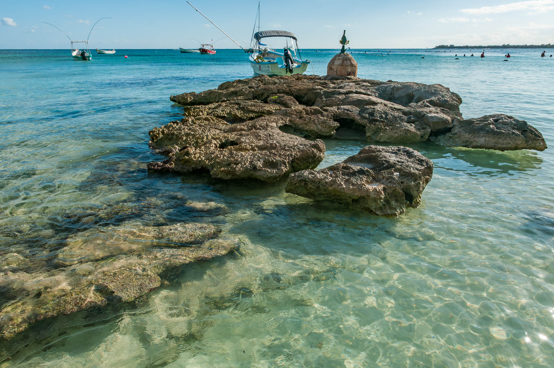 Felsiger Strand mit klarem türkisfarbenen Wasser