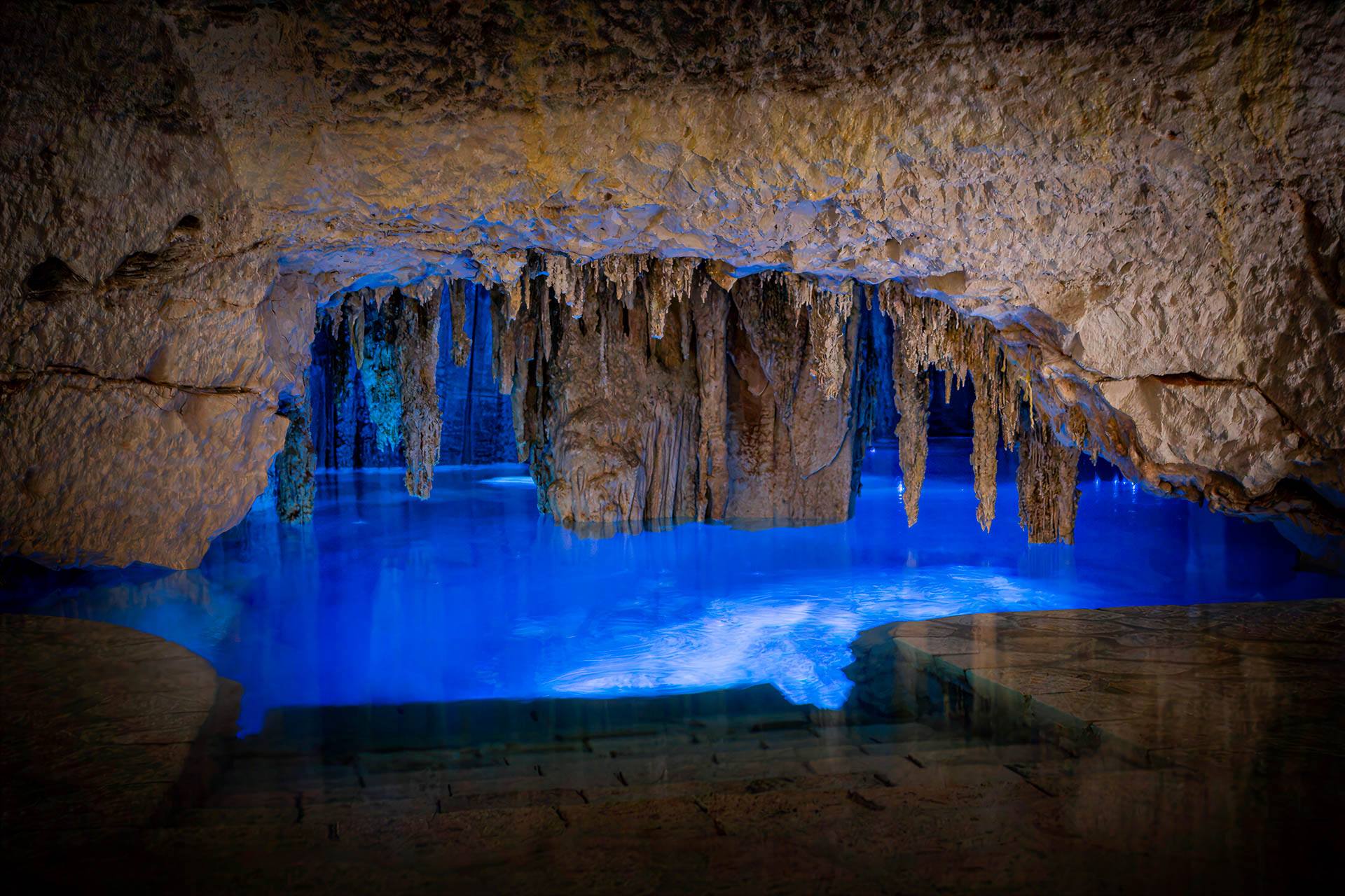 Die unterirdisch liegende Cenote Azul mit Stalaktiten