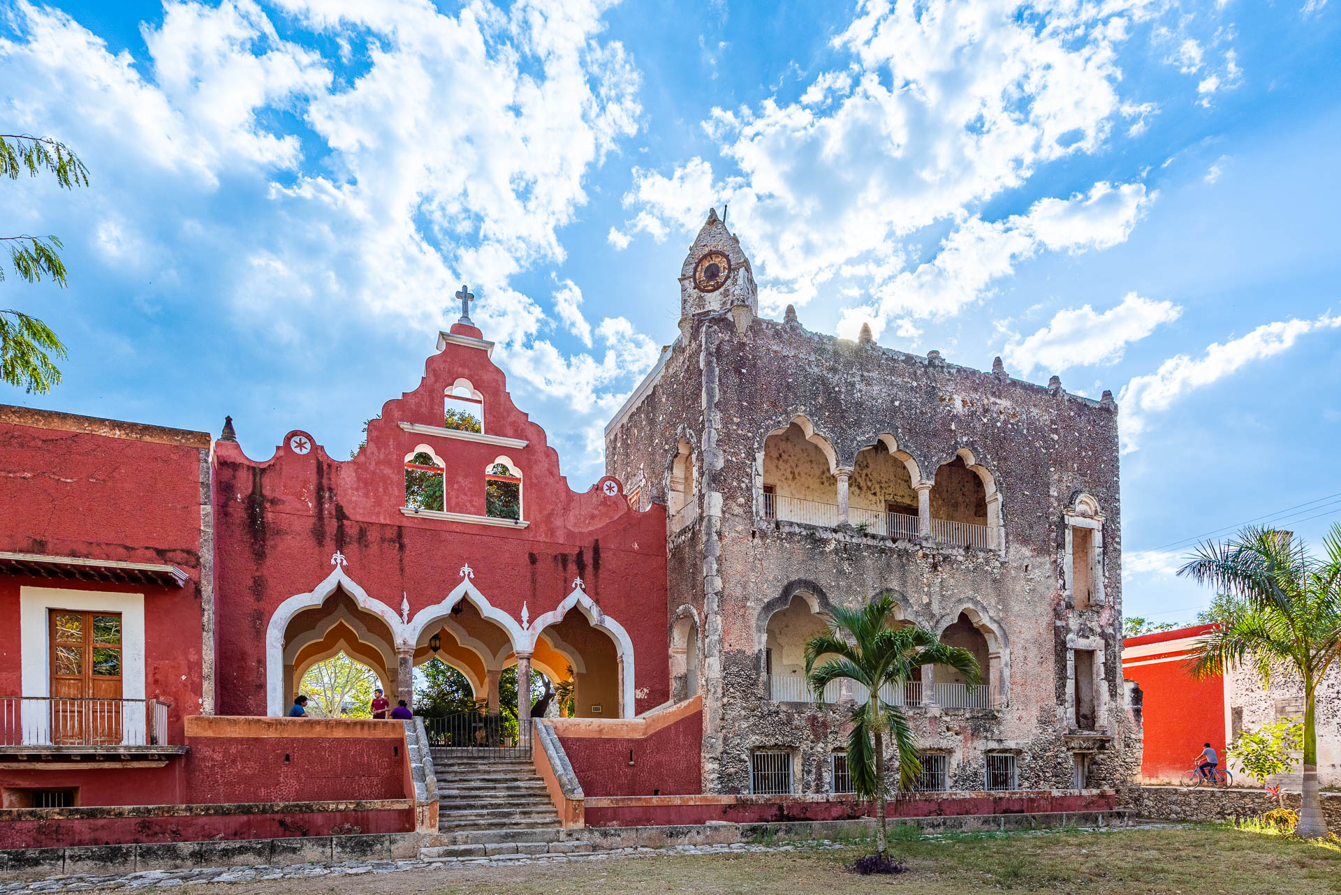 Casa principal der Hacienda Xcanchakán mit gelappten Arkaden in Tecoh, Yucatán