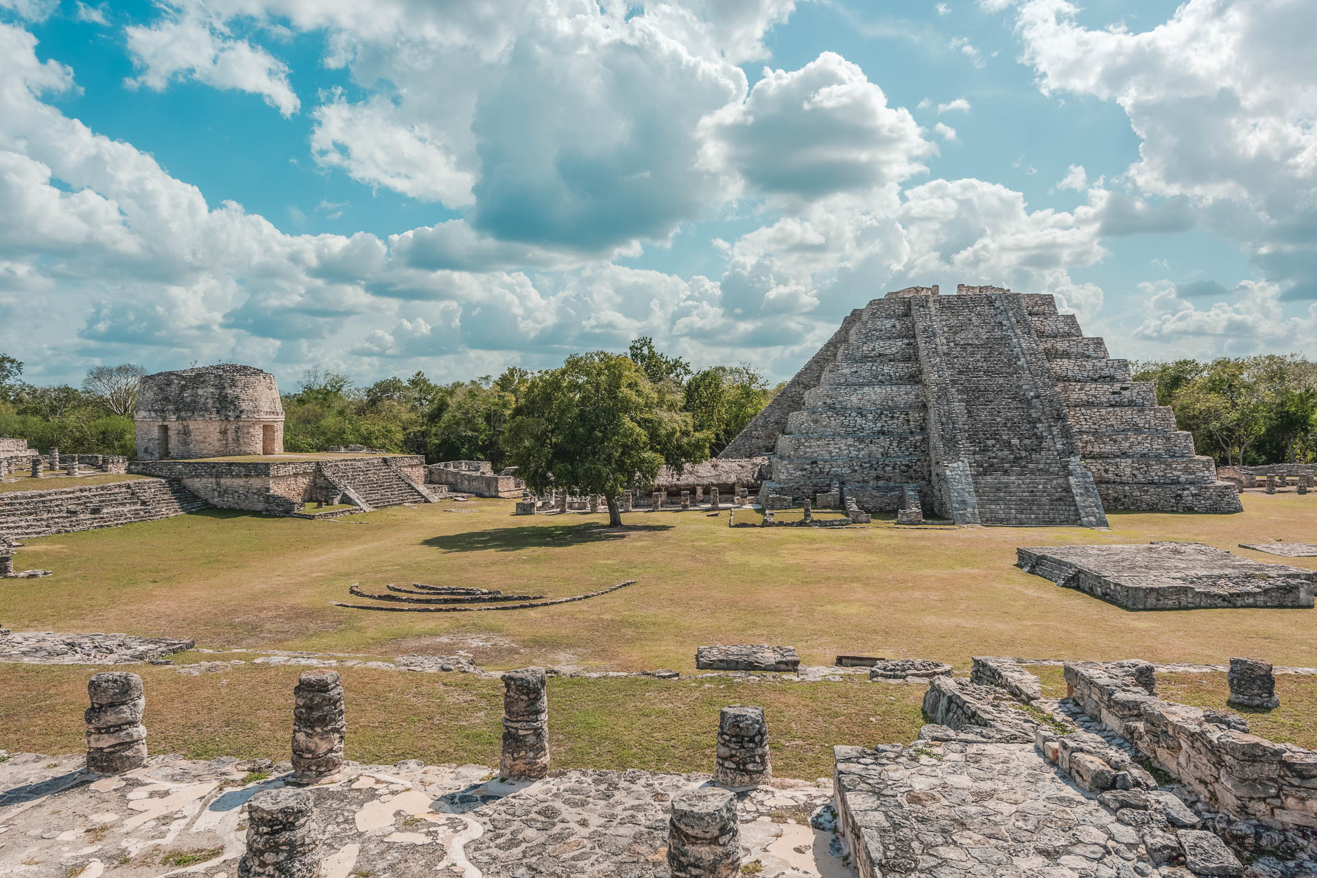 Blick von den Säulenhallen auf die Kukulkan-Pyramide und links das Observatorium