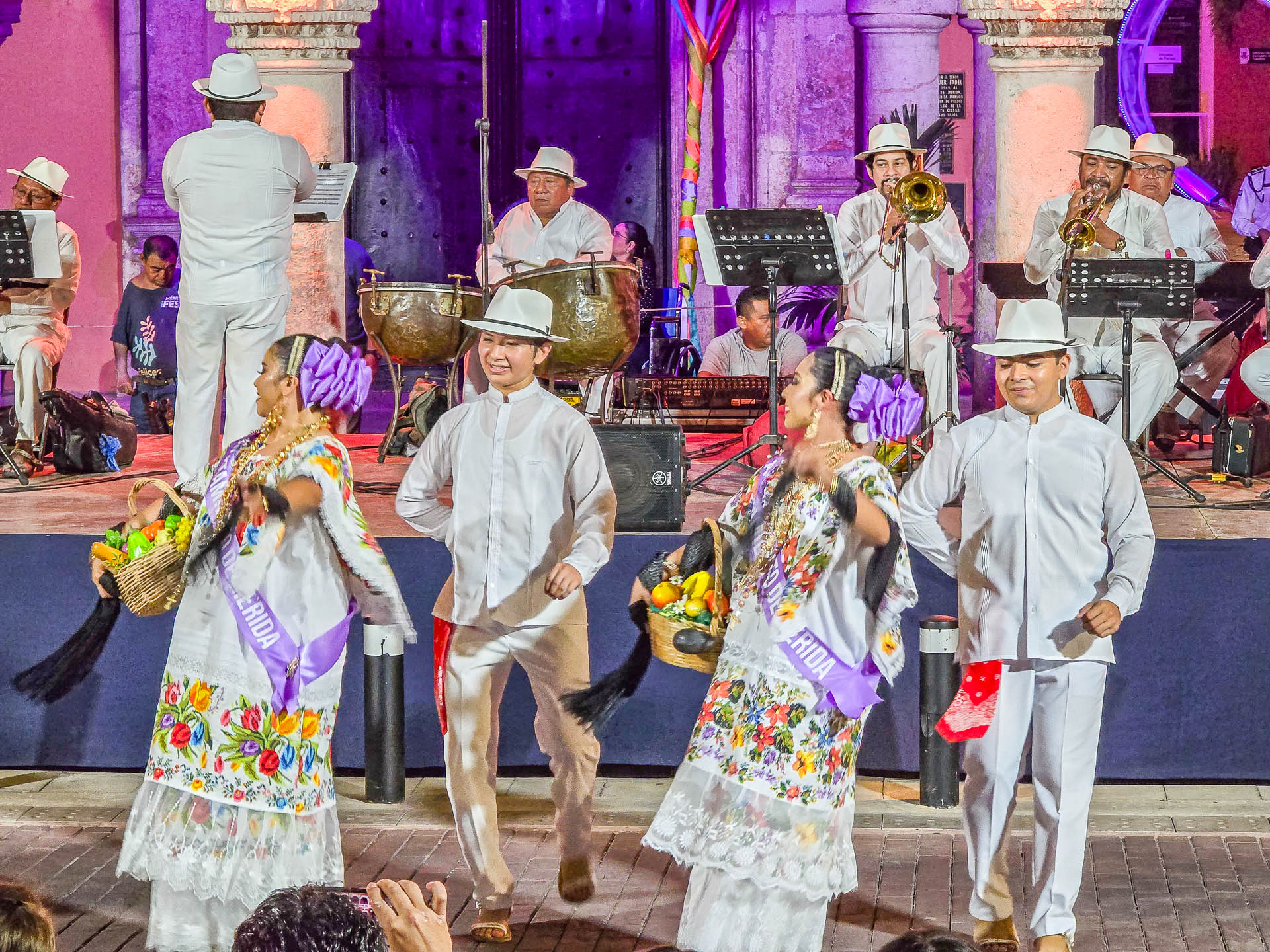 Traditioneller Jarana Tanz im Zentrum am Plaza Grande von Mérida - Vaquería in Yucatán.