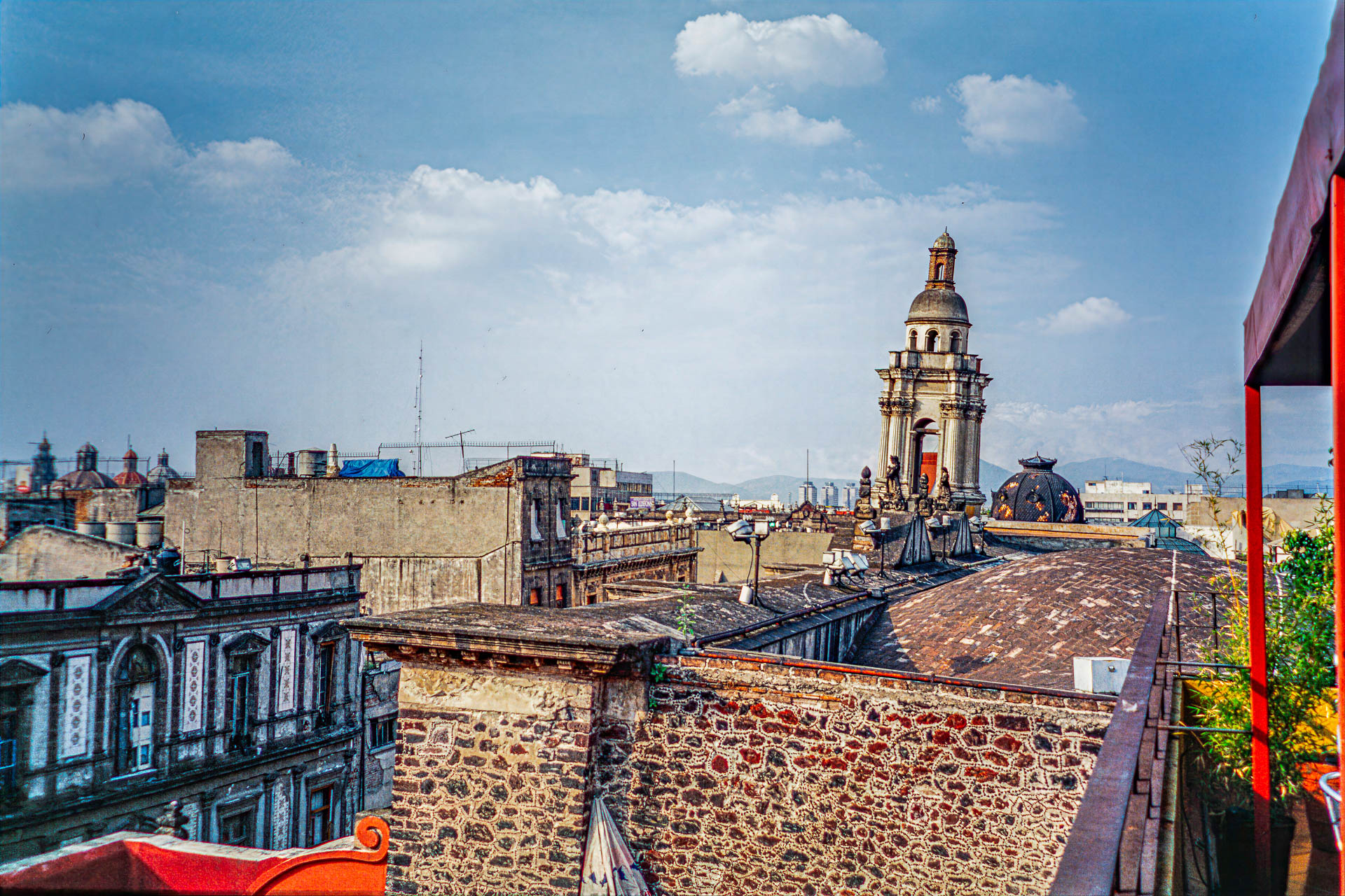 Der auffällig geneigte Templo de Nuestra Señora de Loreto im historischen Zentrum von Mexiko-Stadt. Der weiche Untergrund und die unterschiedliche Belastung seiner Gebäudeseiten führten bereits kurz nach der Fertigstellung zu einer deutlichen Absenkung.