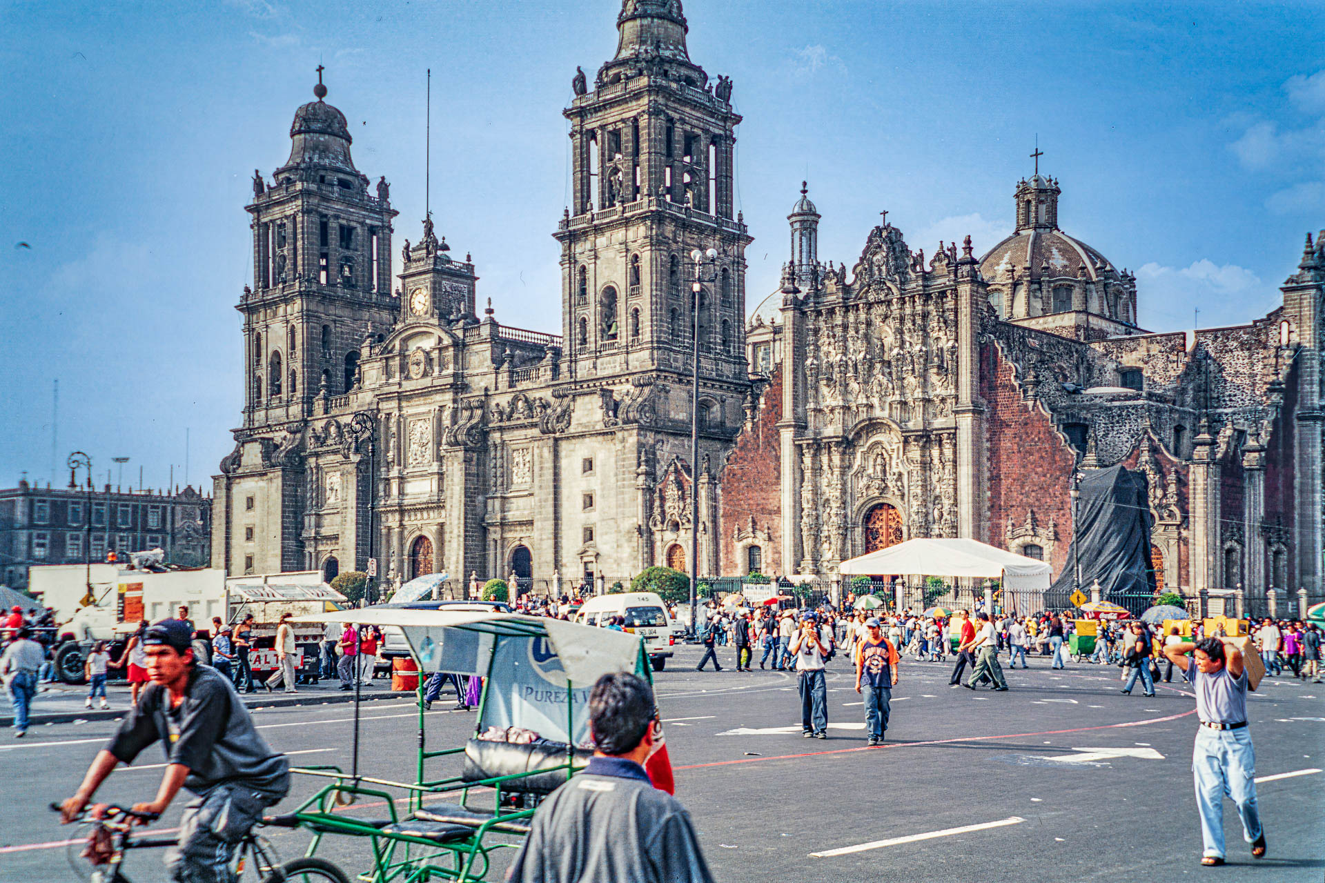 Am Zocalo in Mexiko-Stadt mit der größten Kathedrale Lateinamerikas neben dem Templo Mayor