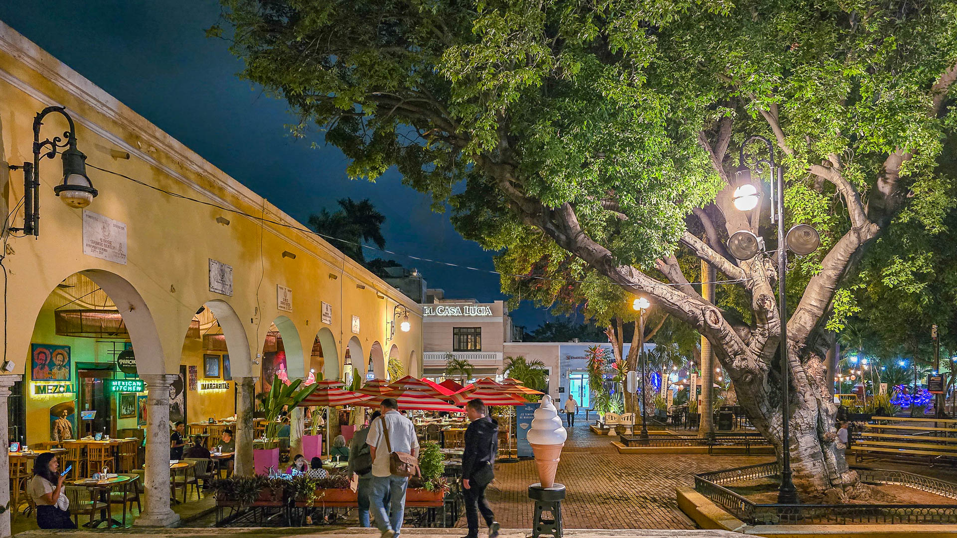 Im Parque de Santa Lucía füllen sich am Abend die Restaurante