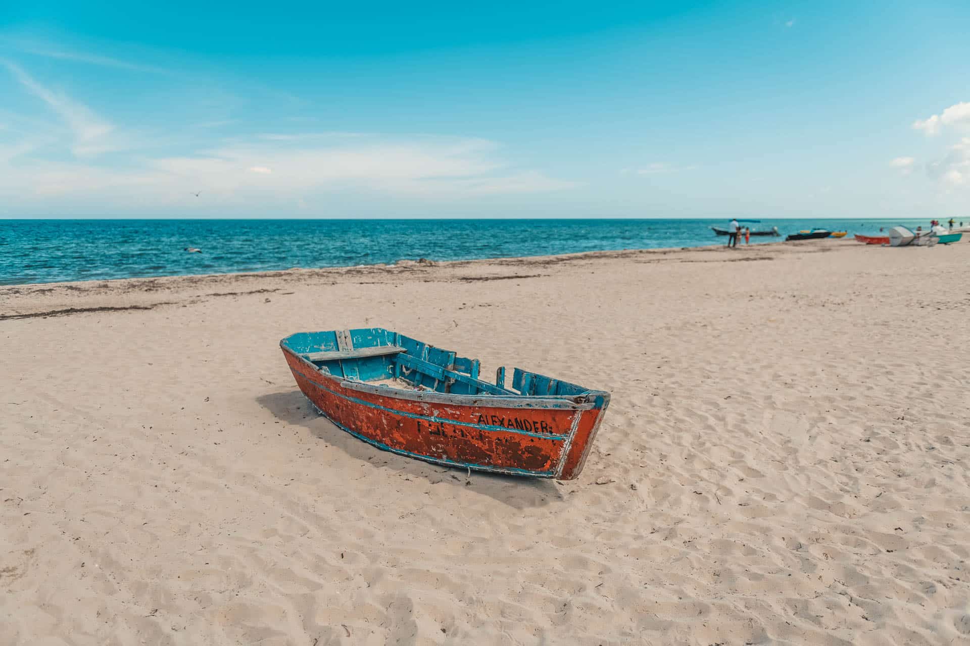 Der Ort lädt zum entspannten Spazieren am langen Strand ein