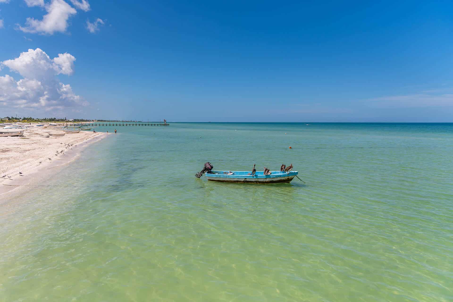 Das Meer in Progreso ist bei wenig Wind glaskar