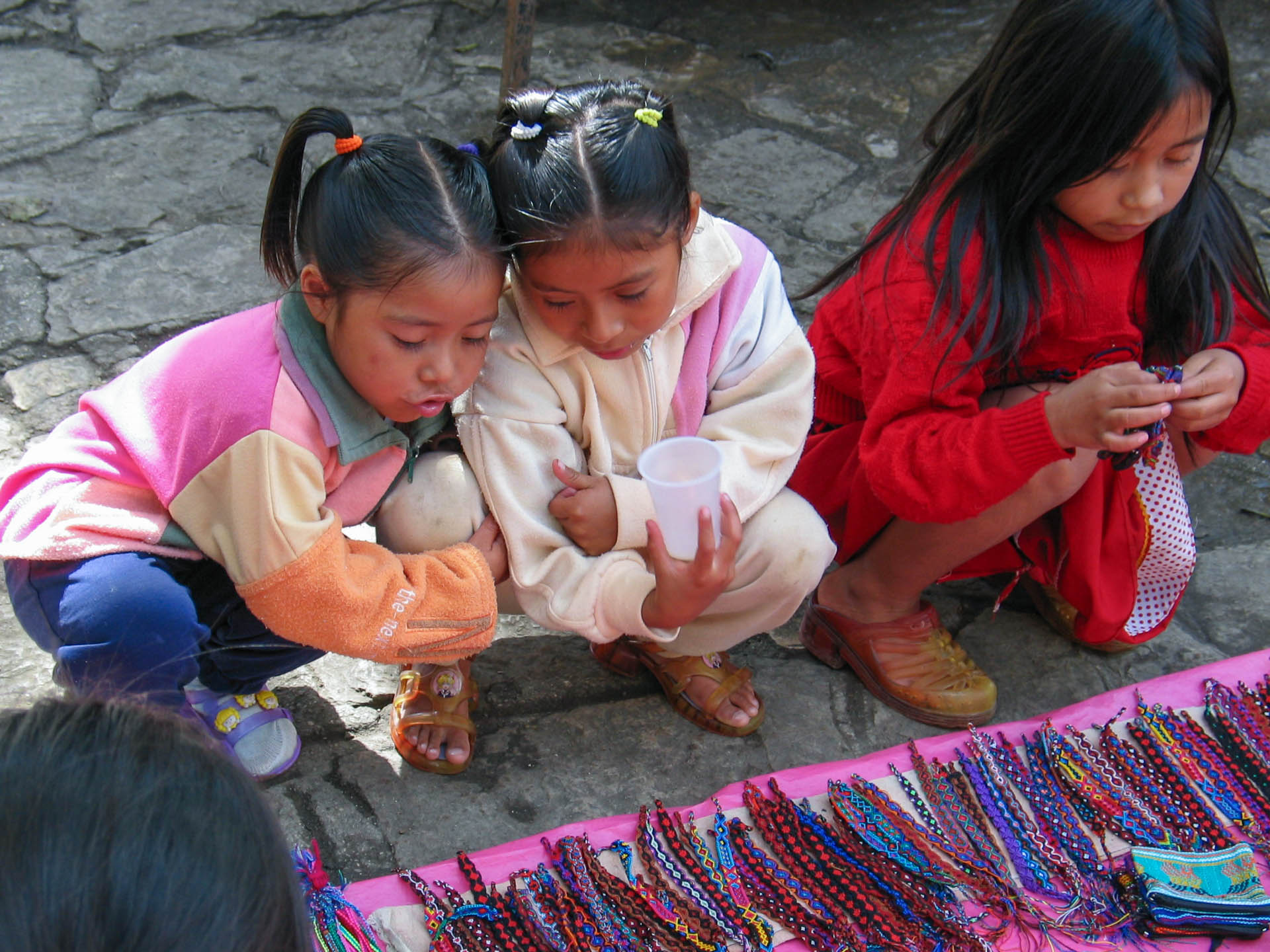 Kinder verkaufen Artesanias in San Cristóbal de las Casas