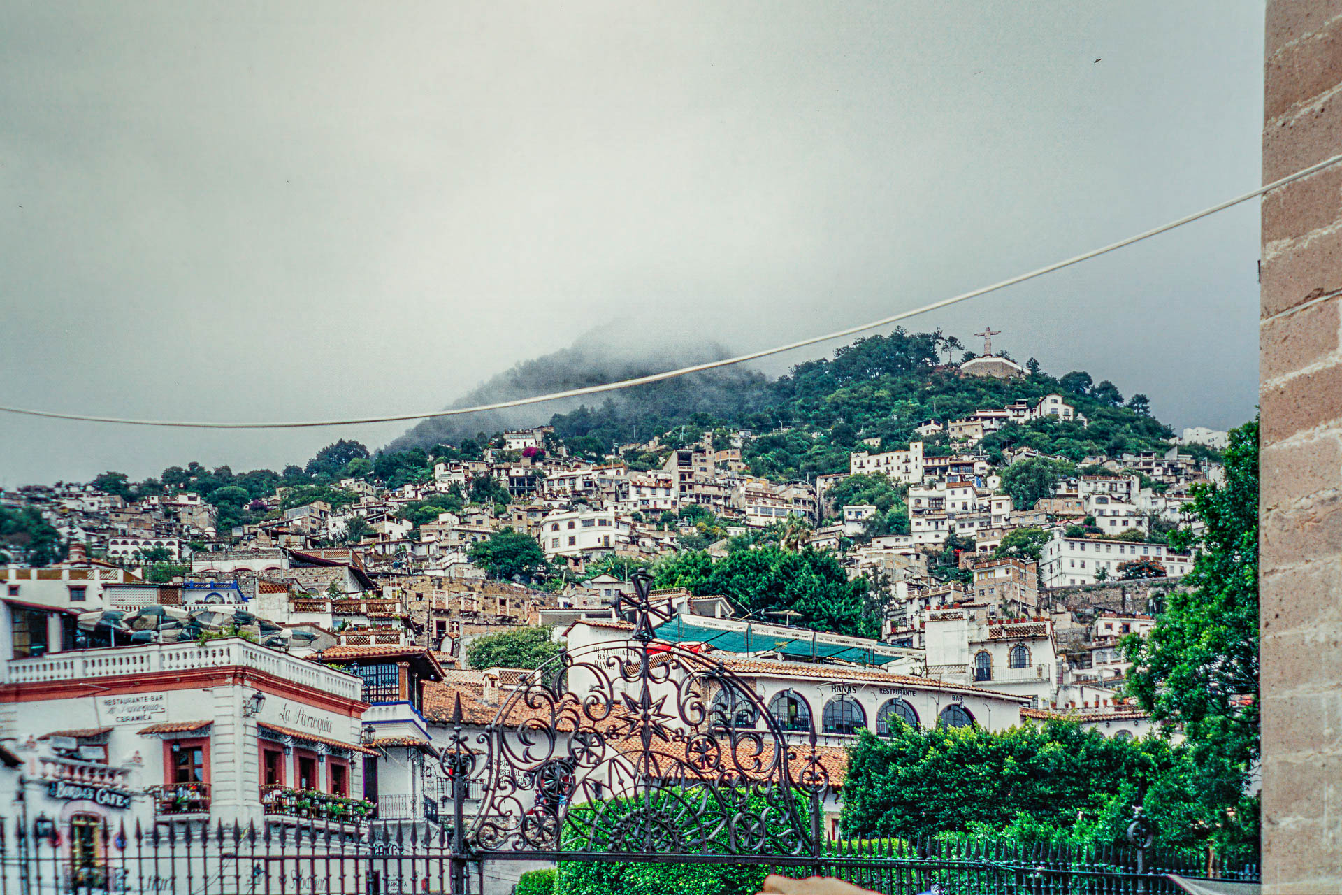 Am Aussichtspunkt Cristo Monumental über Taxco befindet sich eine 18 Meter hohe Christusfigur auf einem Hügel über der Stadt. Von dort reicht der Blick über die roten Dächer bis zu den umliegenden Bergen.