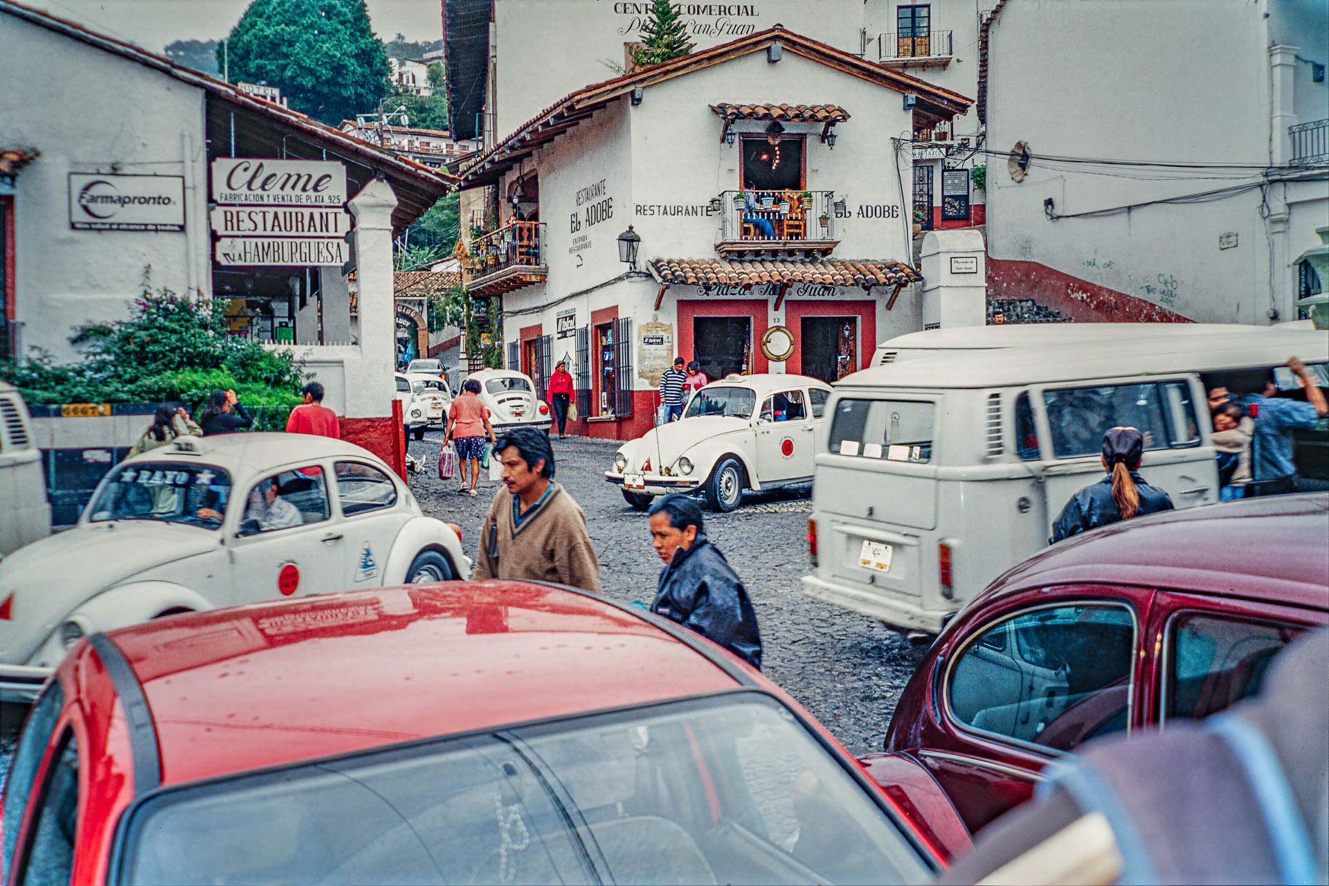 Im historischen Zentrum von Taxco prägen die typischen weißen VW-Käfer das Stadtbild und schlängeln sich als Taxis durch die steilen Straßen