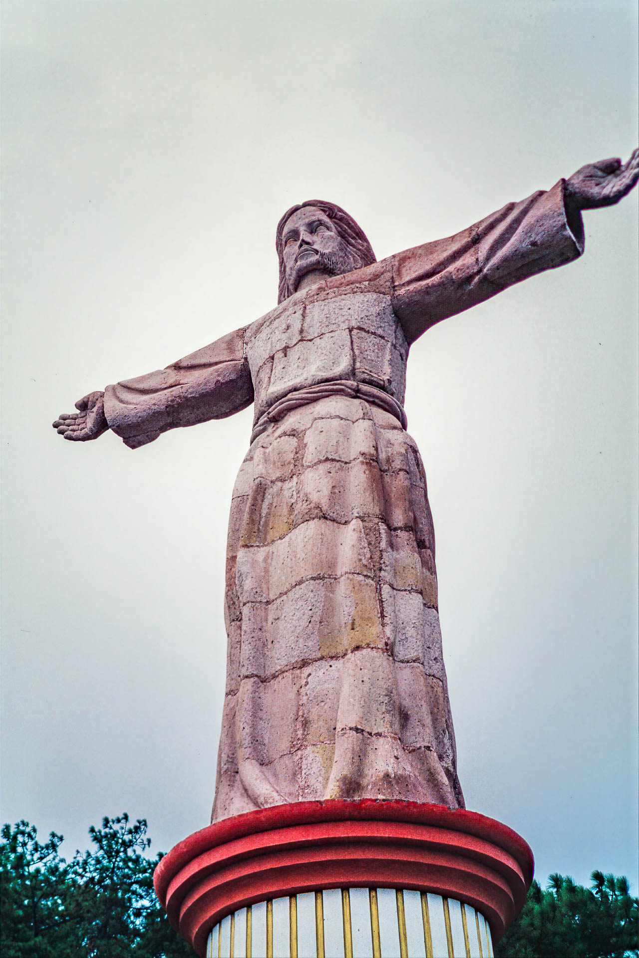 Hoch über Taxco erhebt sich am Aussichtspunkt der Cristo Monumental