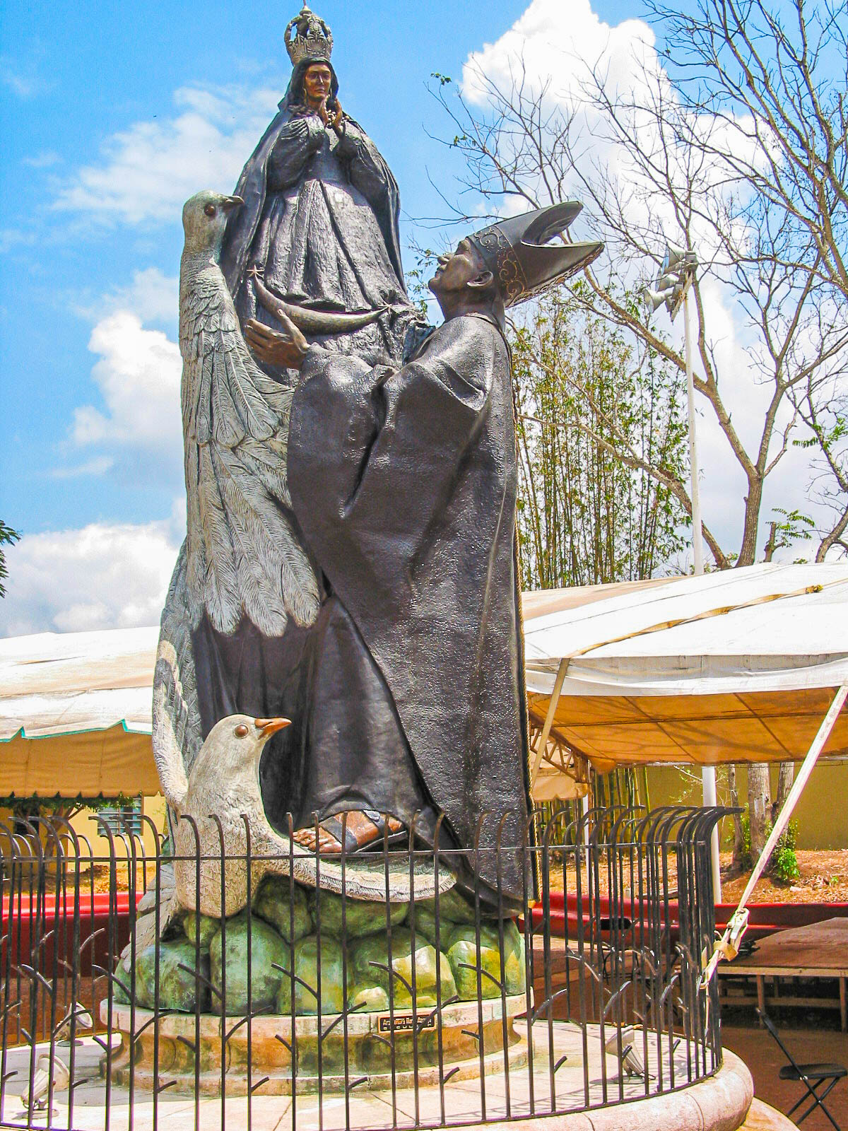 Denkmal Mensajero de la Paz - Papst Johannes Paul II. krönt die Virgen de Cupilco in Villahermosa