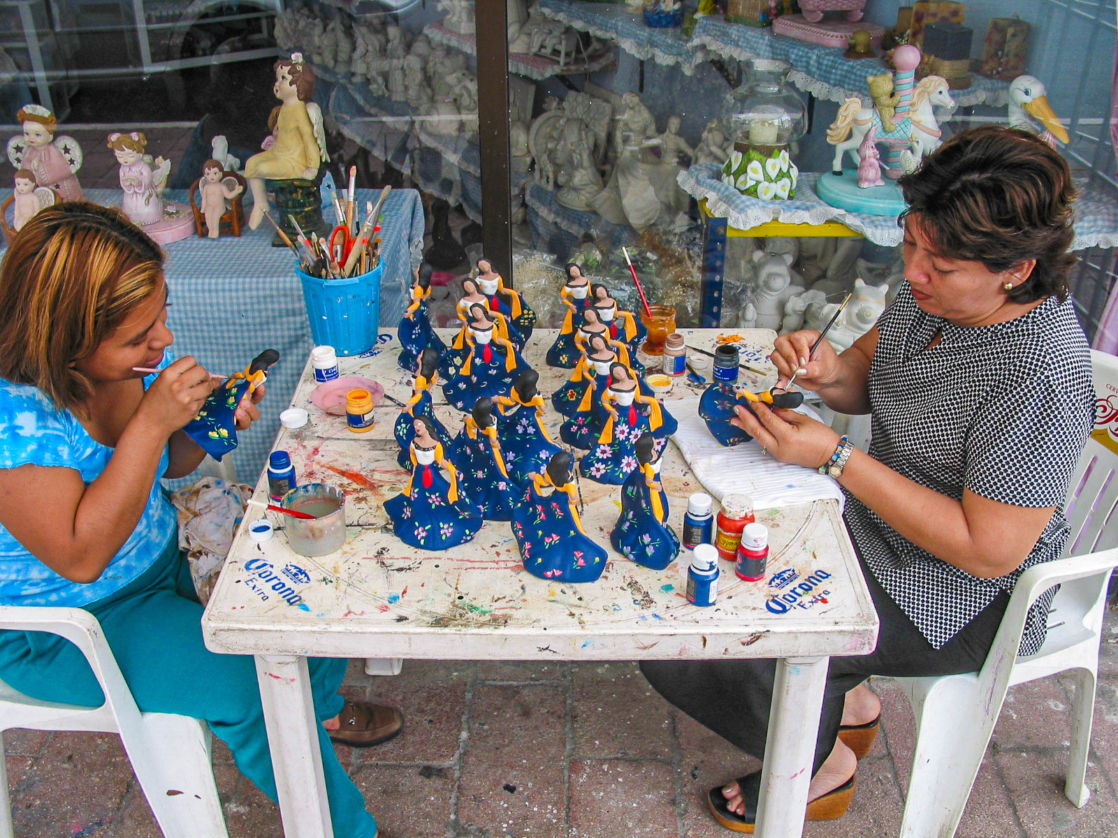 Zwei Künstlerinnen bemalen Tabasqueñas Figuren im Zentrum von Villahermosa