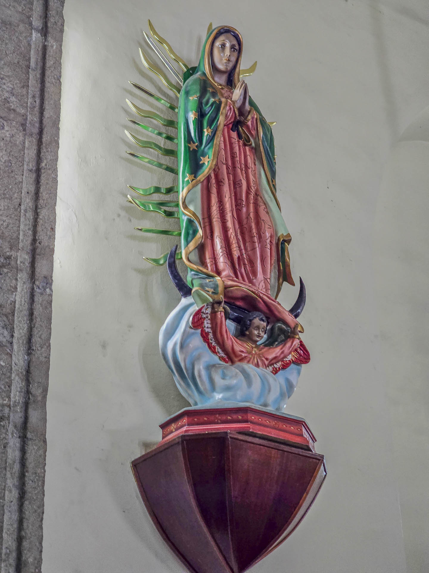 In einer Kirche als Heiligenfigur