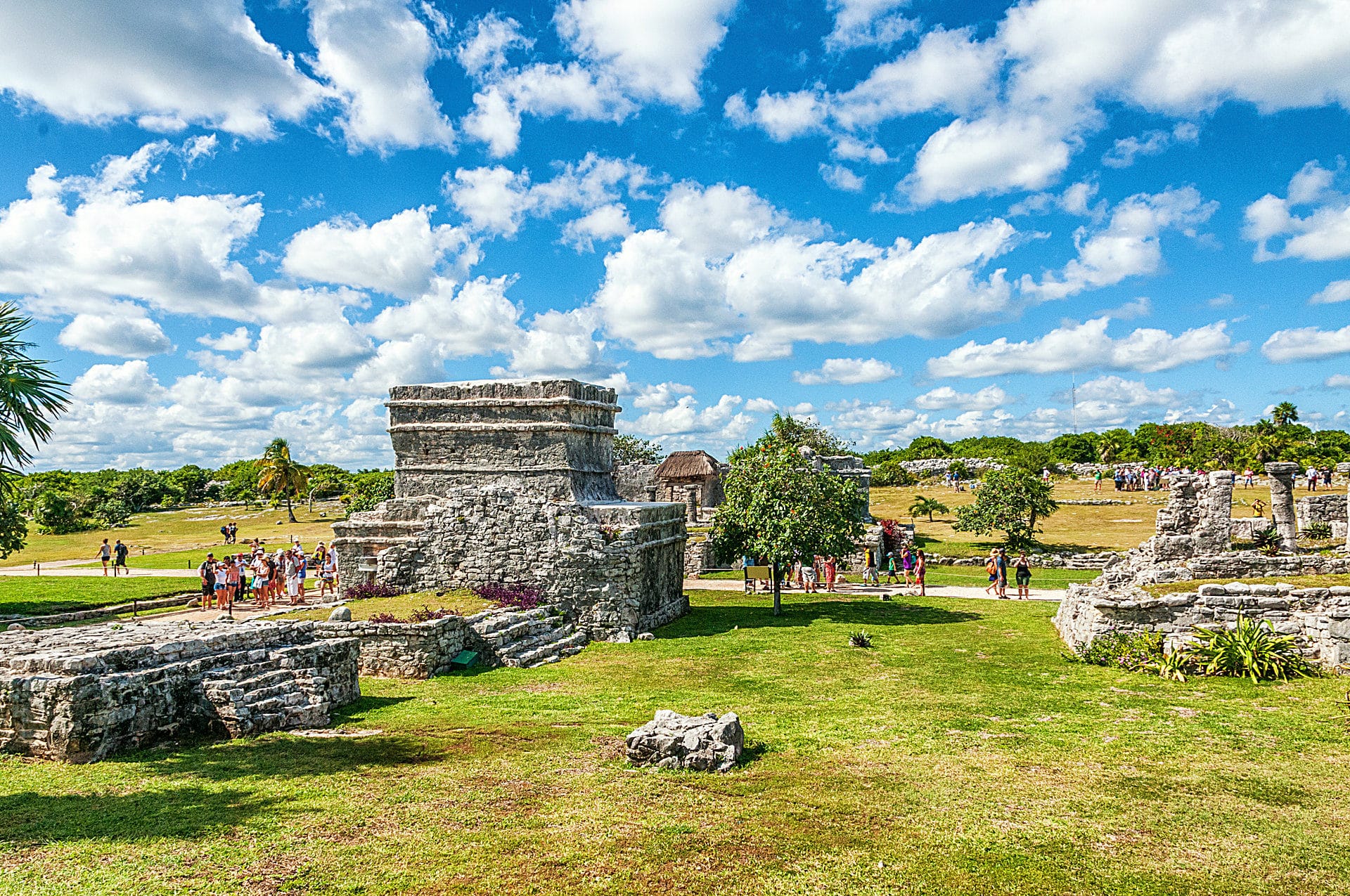 Personas caminando por la zona de Tulum